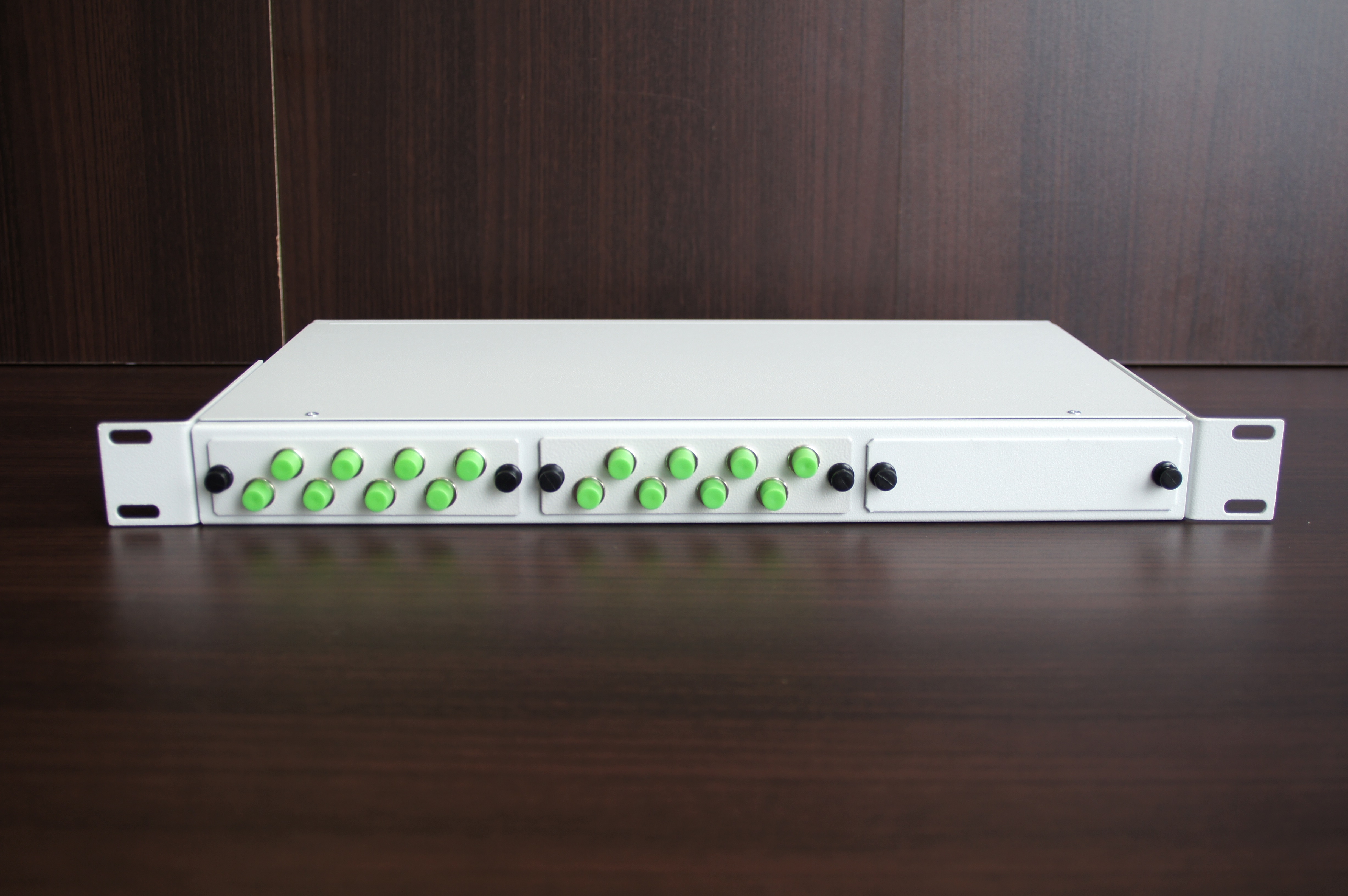Стоечный оптический кросс КОР-С-16 fc/apc 1U