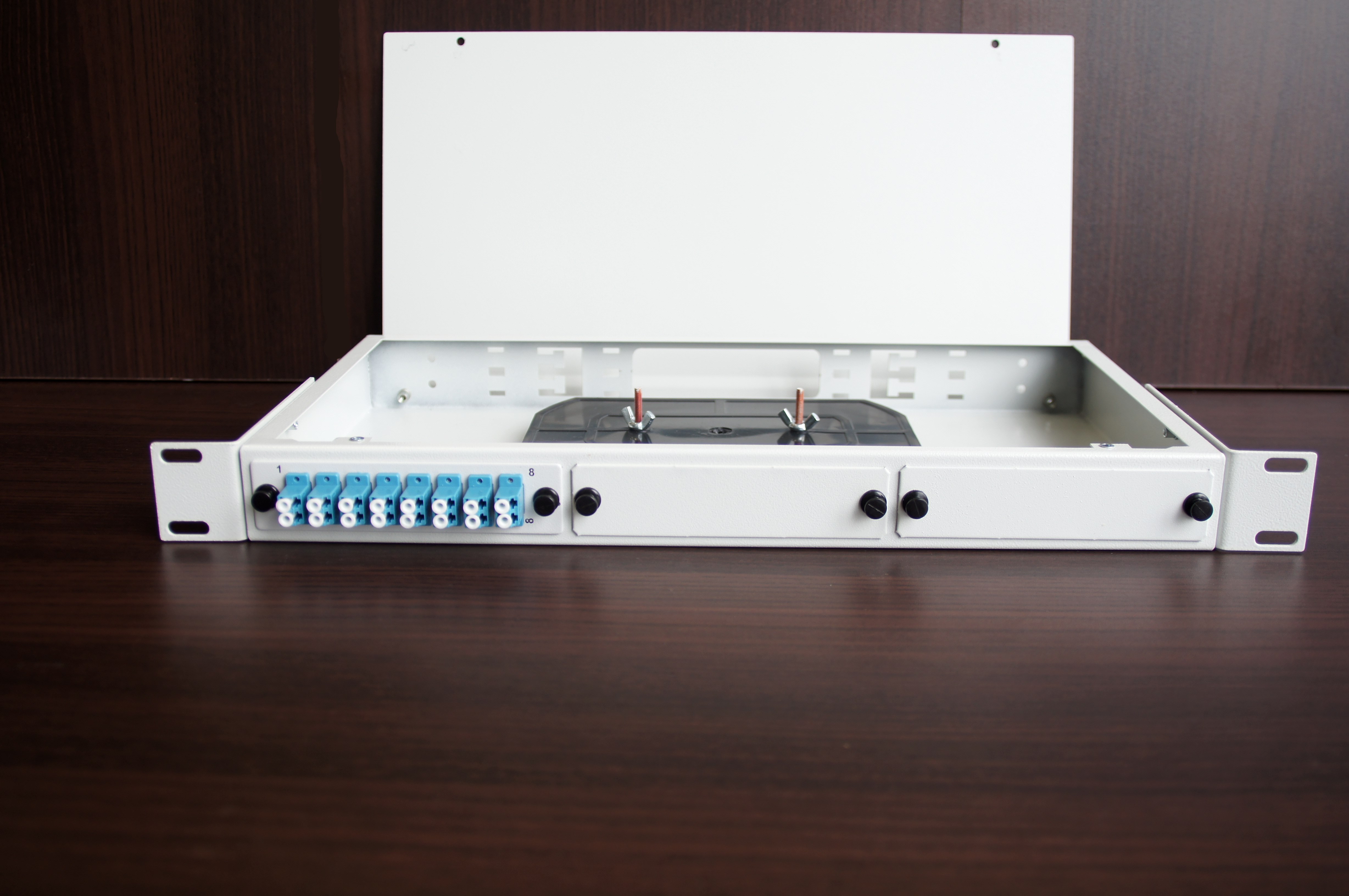 Стоечный оптический кросс КОР-С-16 lc/upc 1U