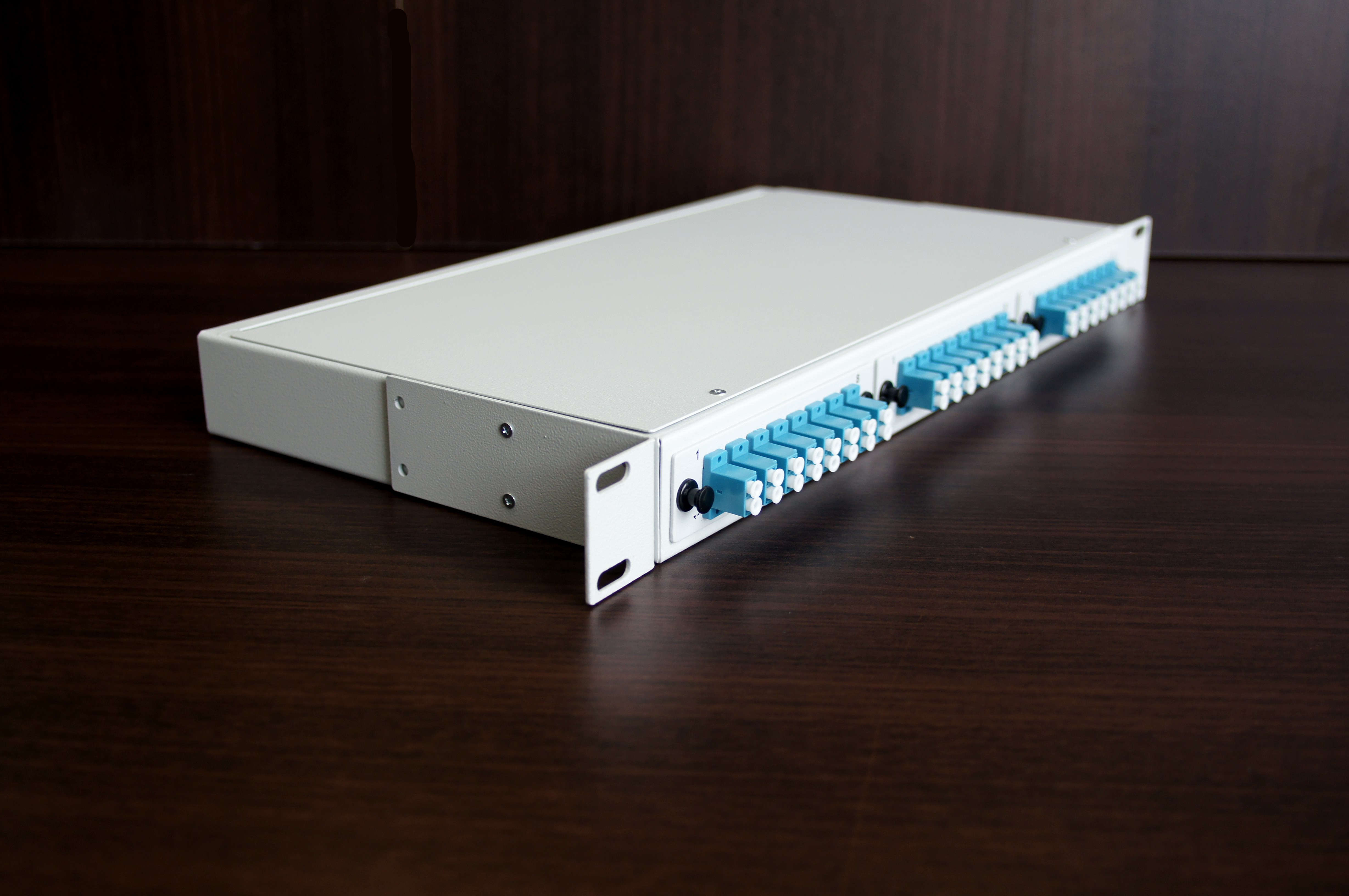 Стоечный оптический кросс КОР-С-48 lc/upc 1U