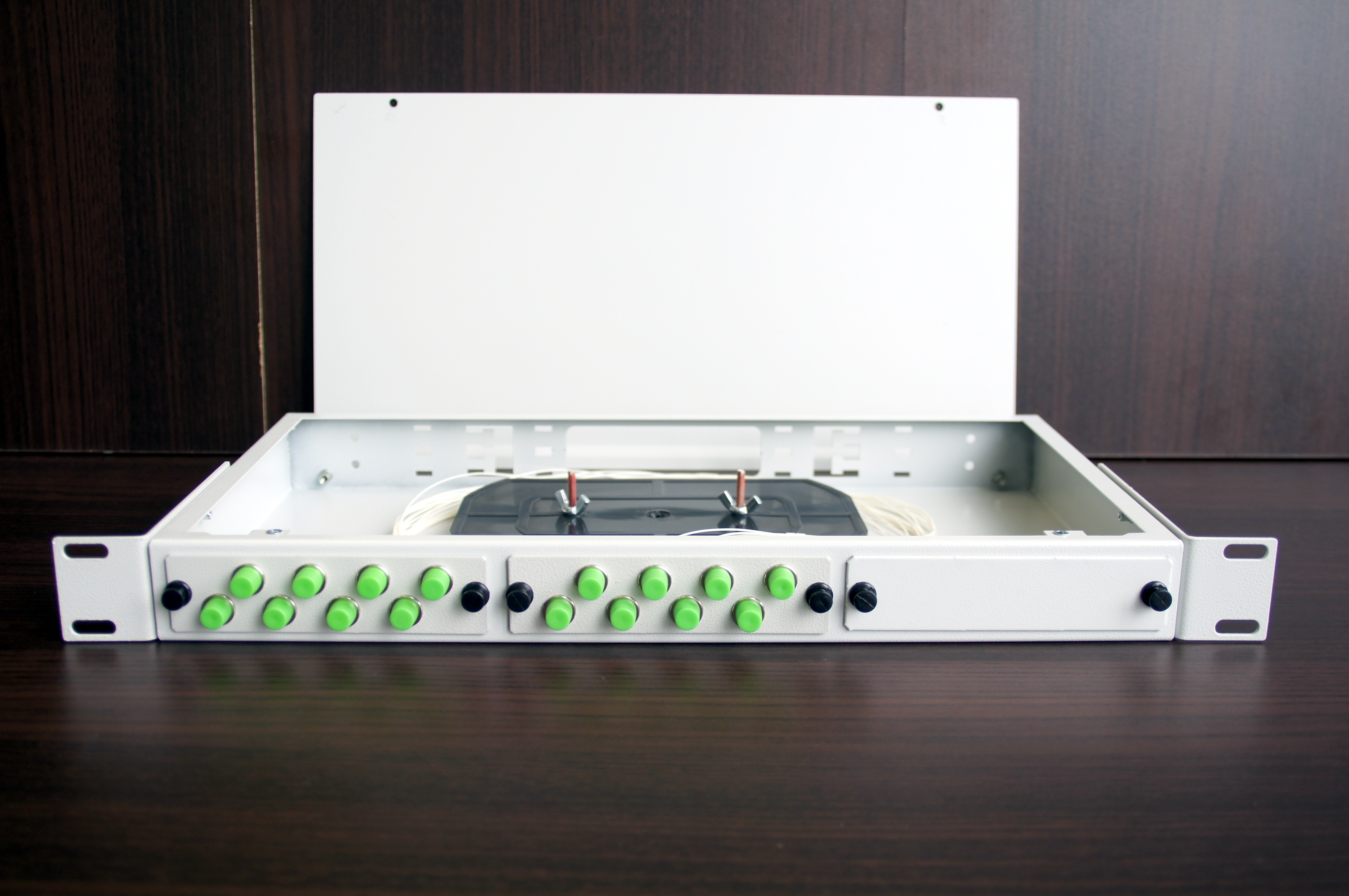 Стоечный оптический кросс КОР-С-16 fc/apc 1U