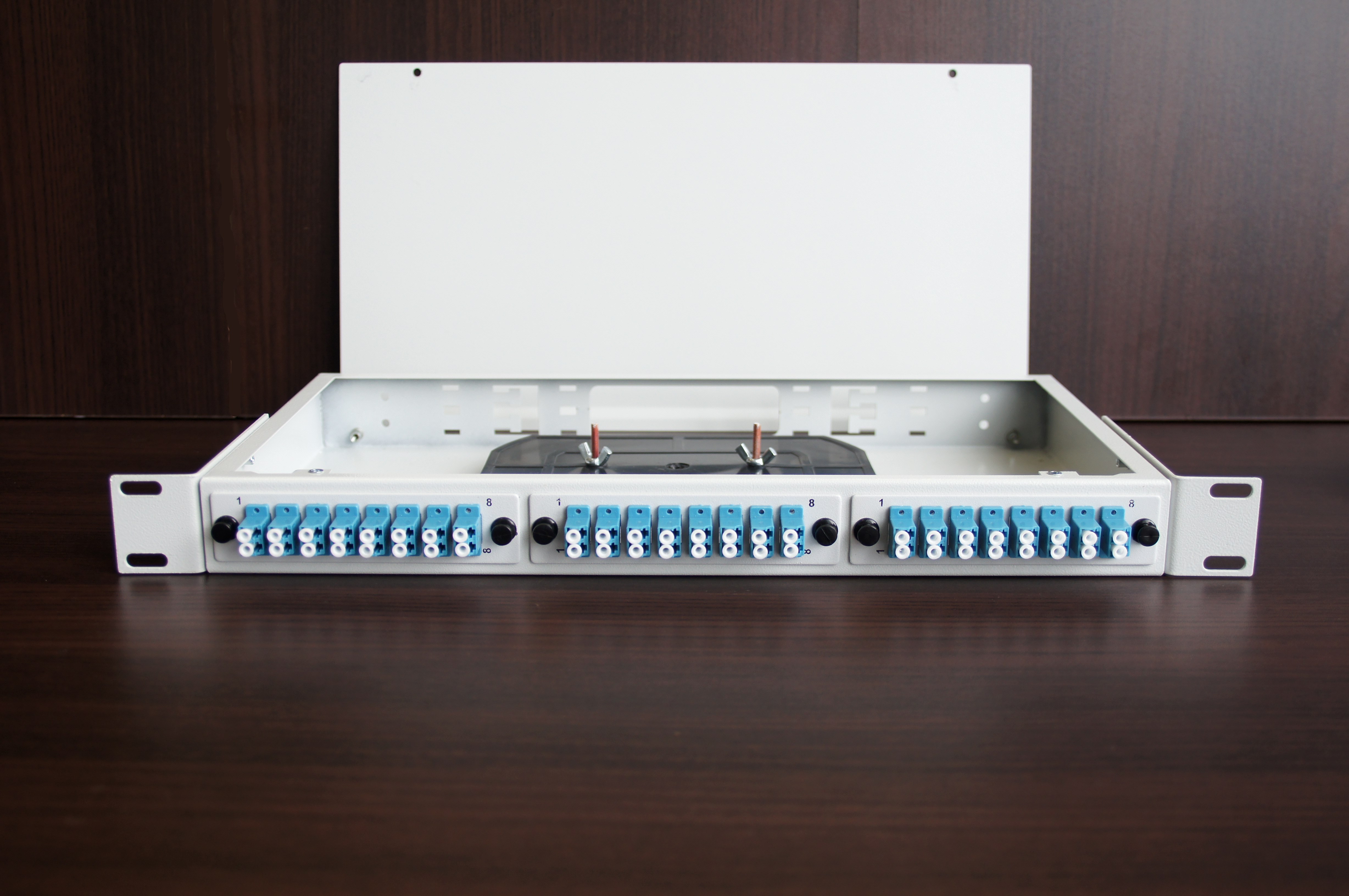 Стоечный оптический кросс КОР-С-48 lc/upc 1U
