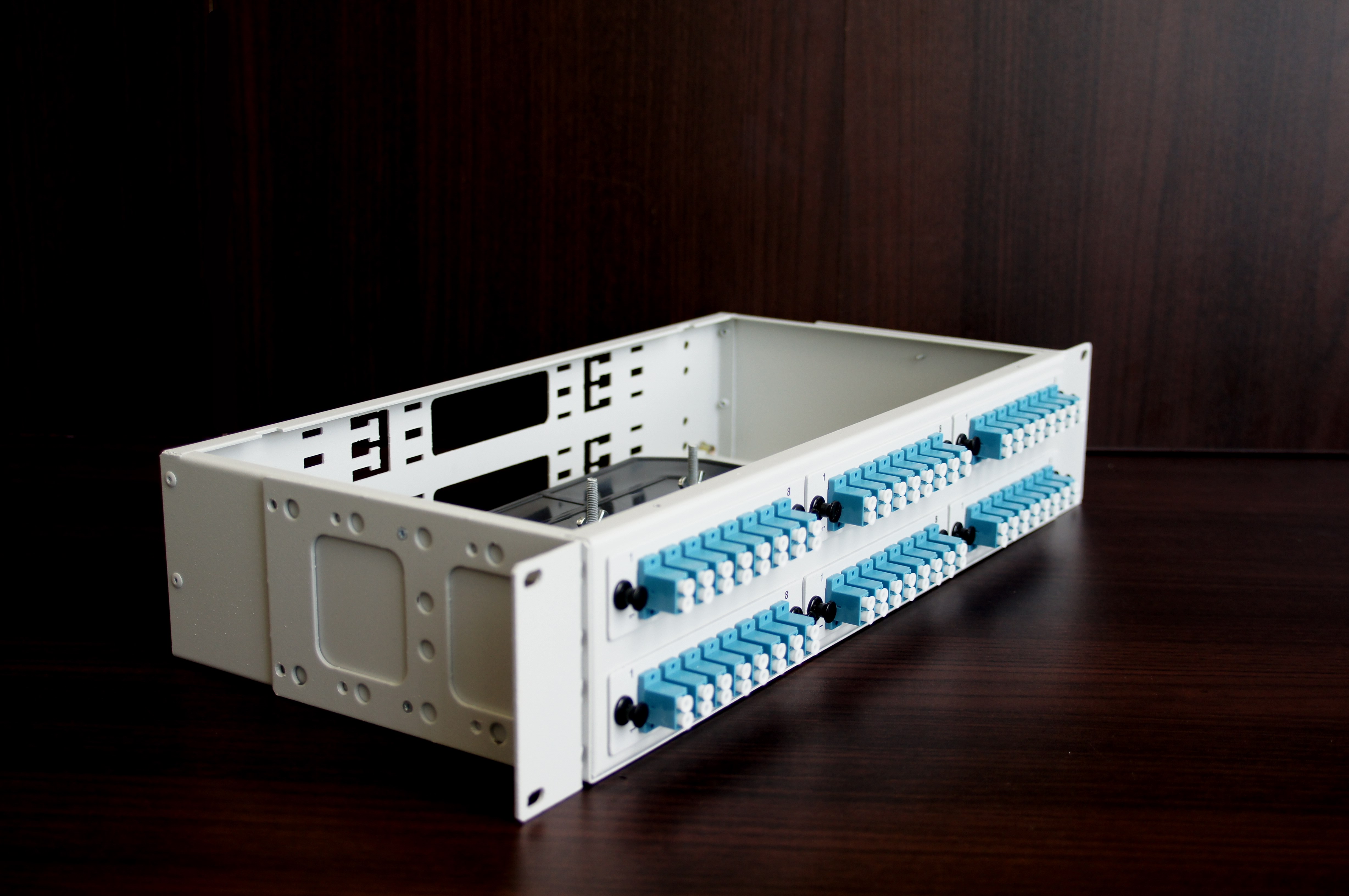 Стоечный оптический кросс КОР-С-96 lc/upc 2U