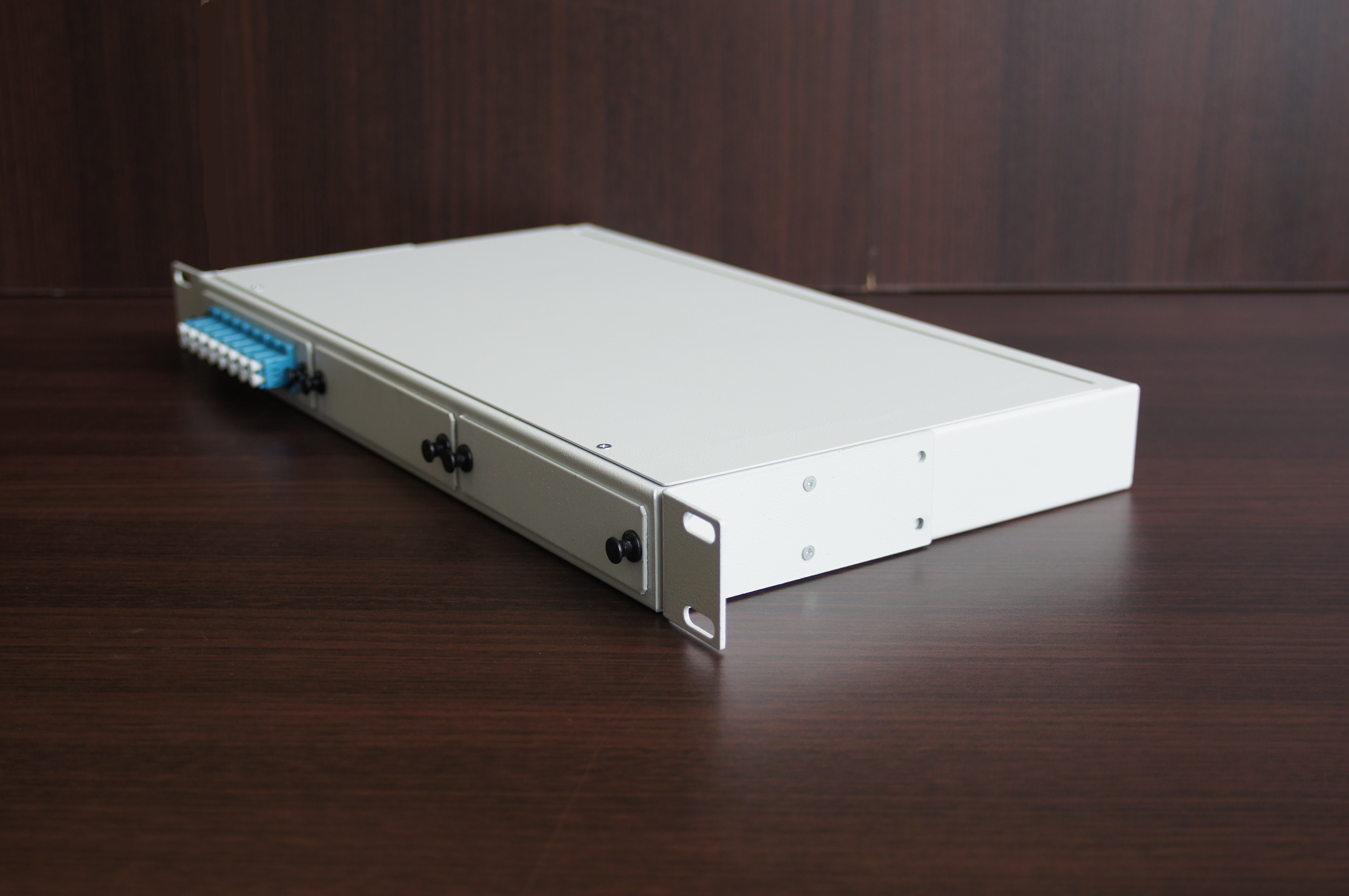 Стоечный оптический кросс КОР-С-16 lc/upc 1U