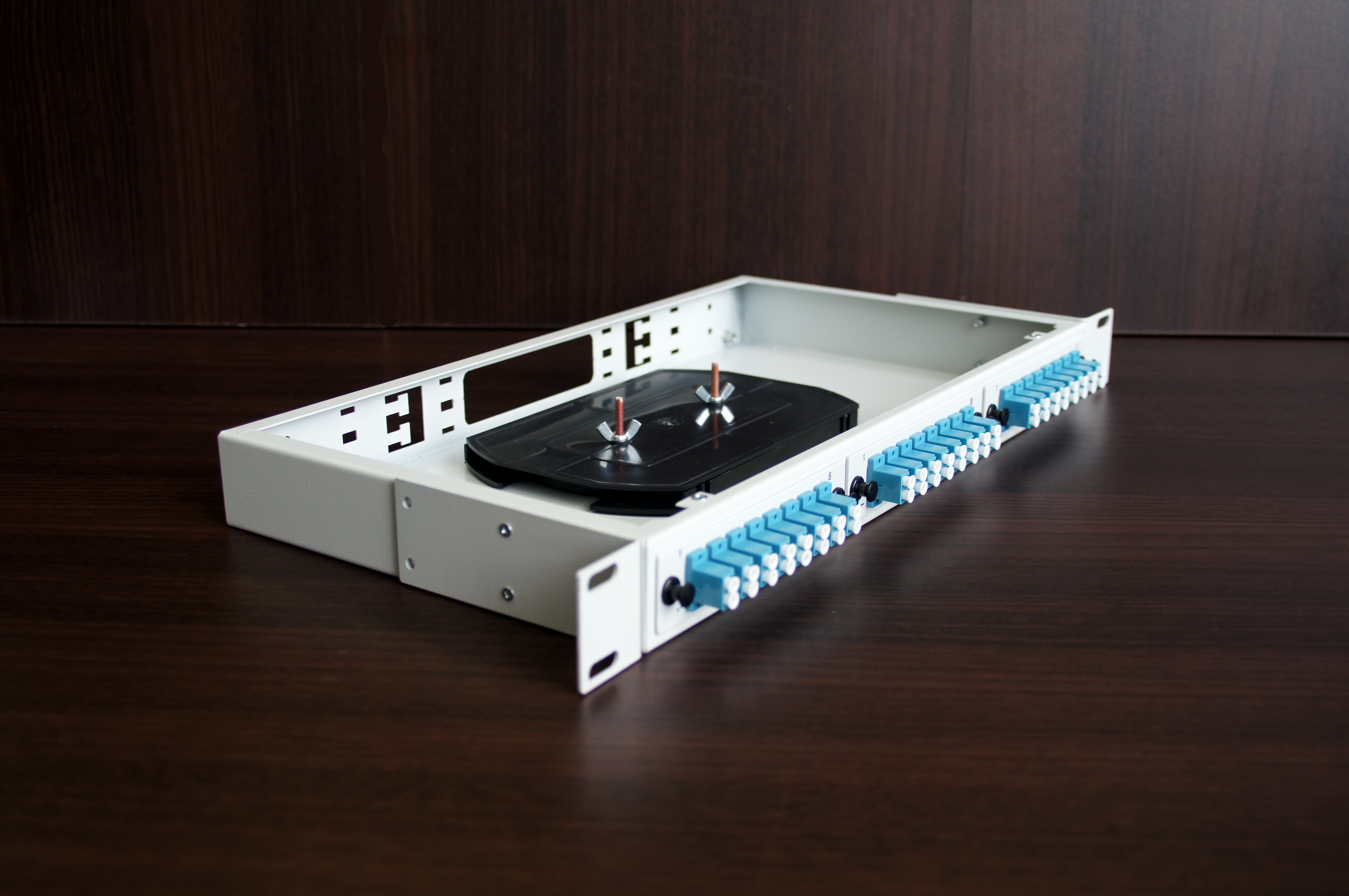 Стоечный оптический кросс КОР-С-48 lc/upc 1U