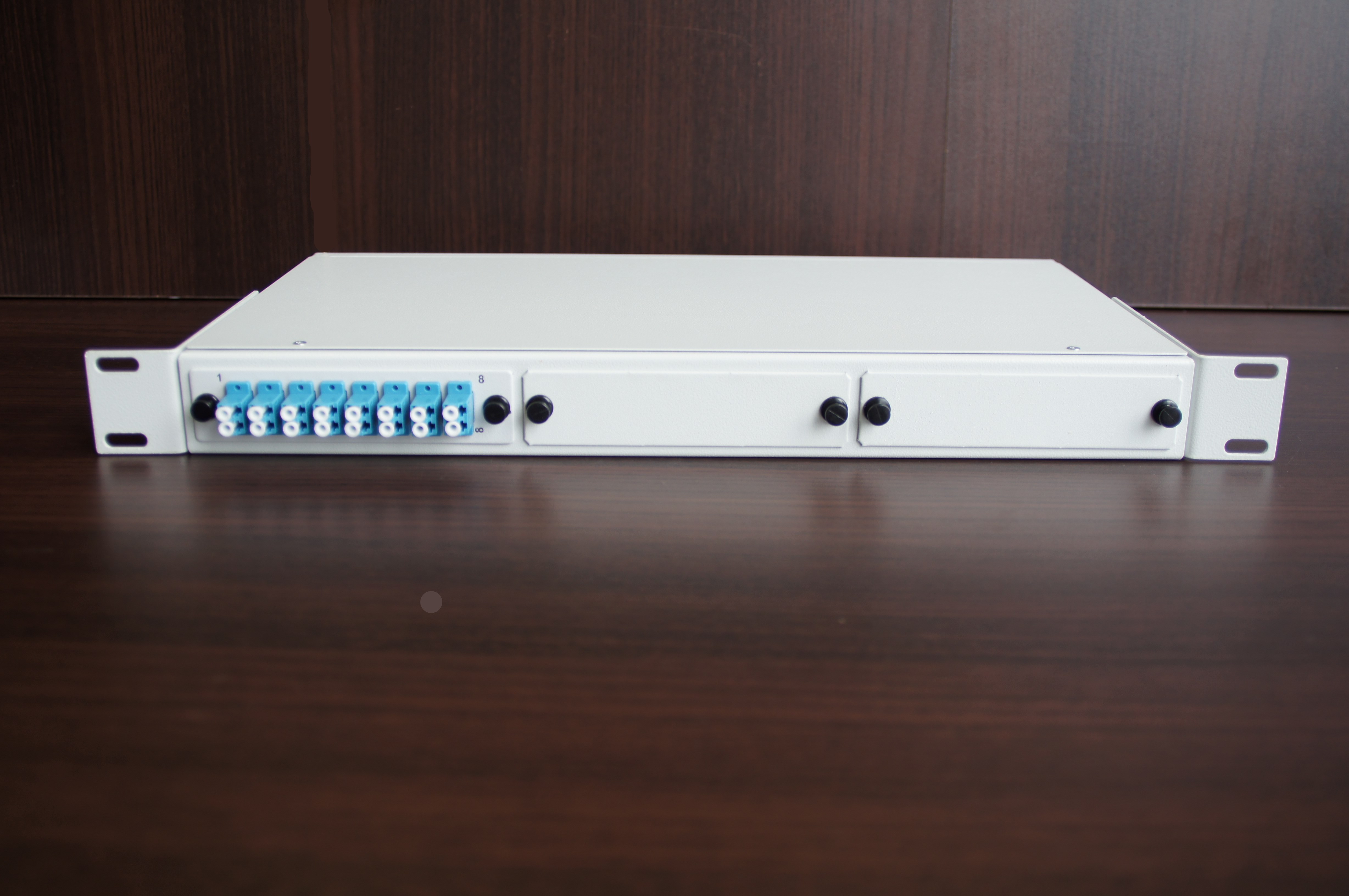 Стоечный оптический кросс КОР-С-16 lc/upc 1U