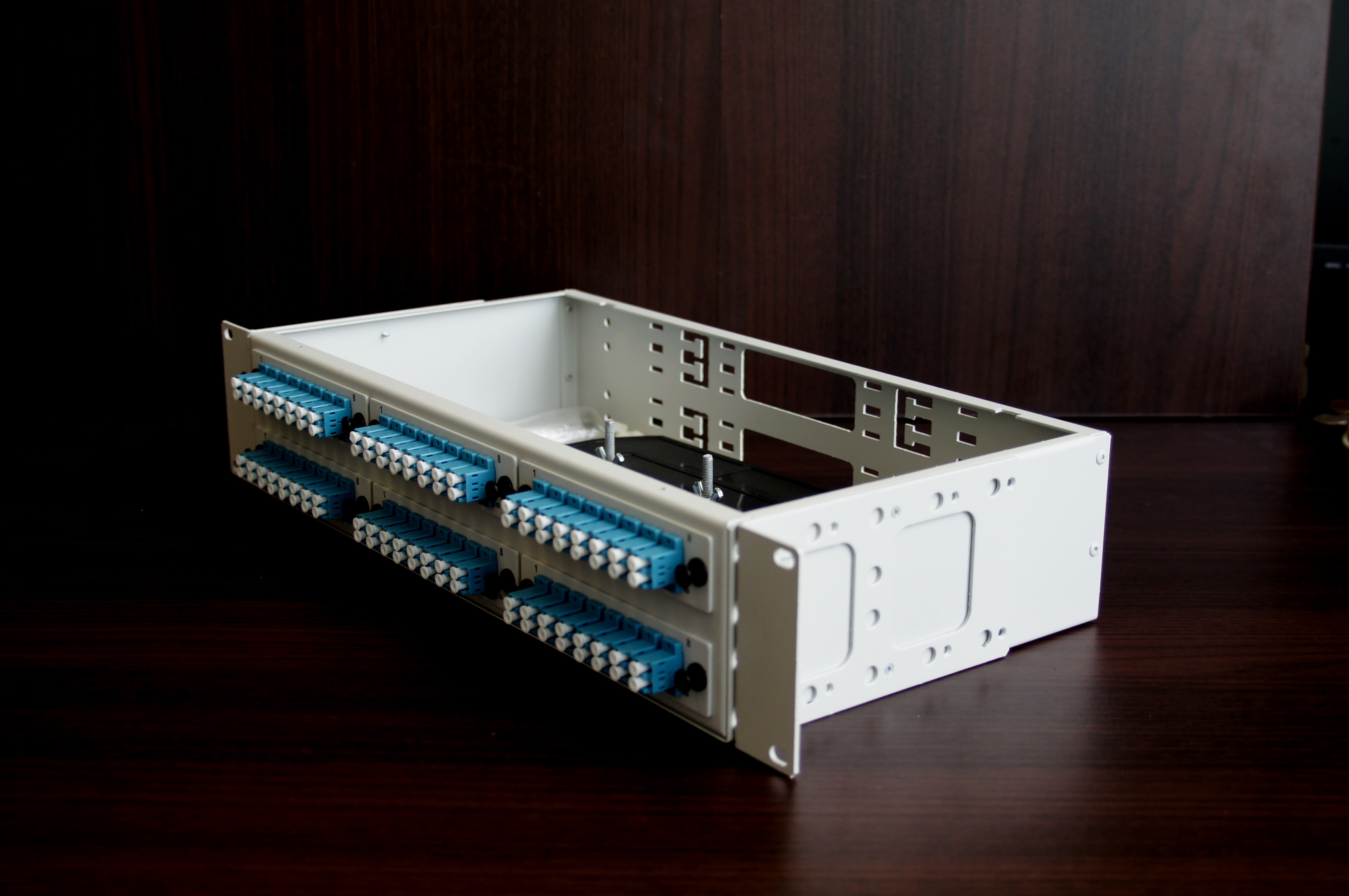 Стоечный оптический кросс КОР-С-96 lc/upc 2U