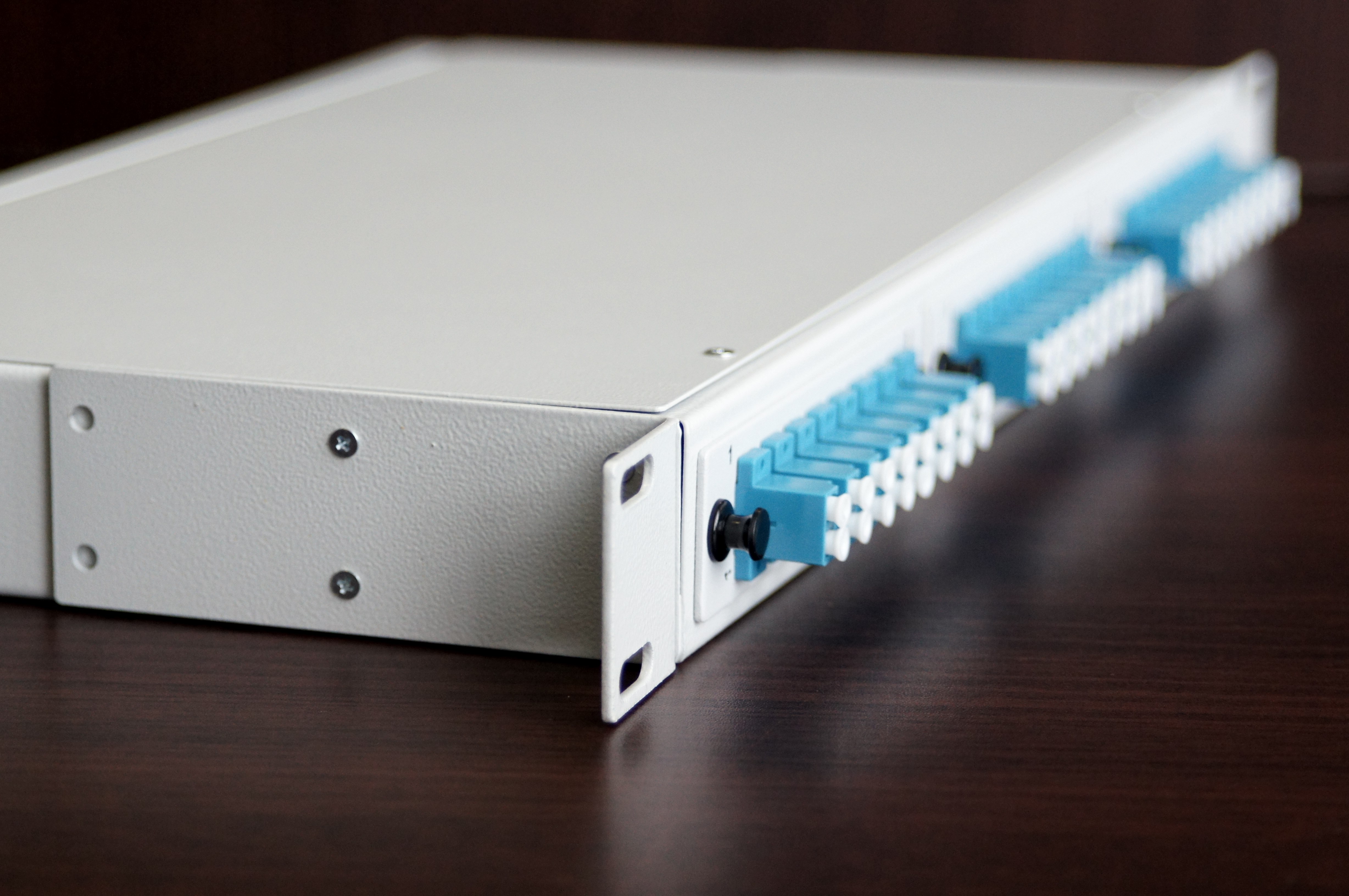Стоечный оптический кросс КОР-С-48 lc/upc 1U