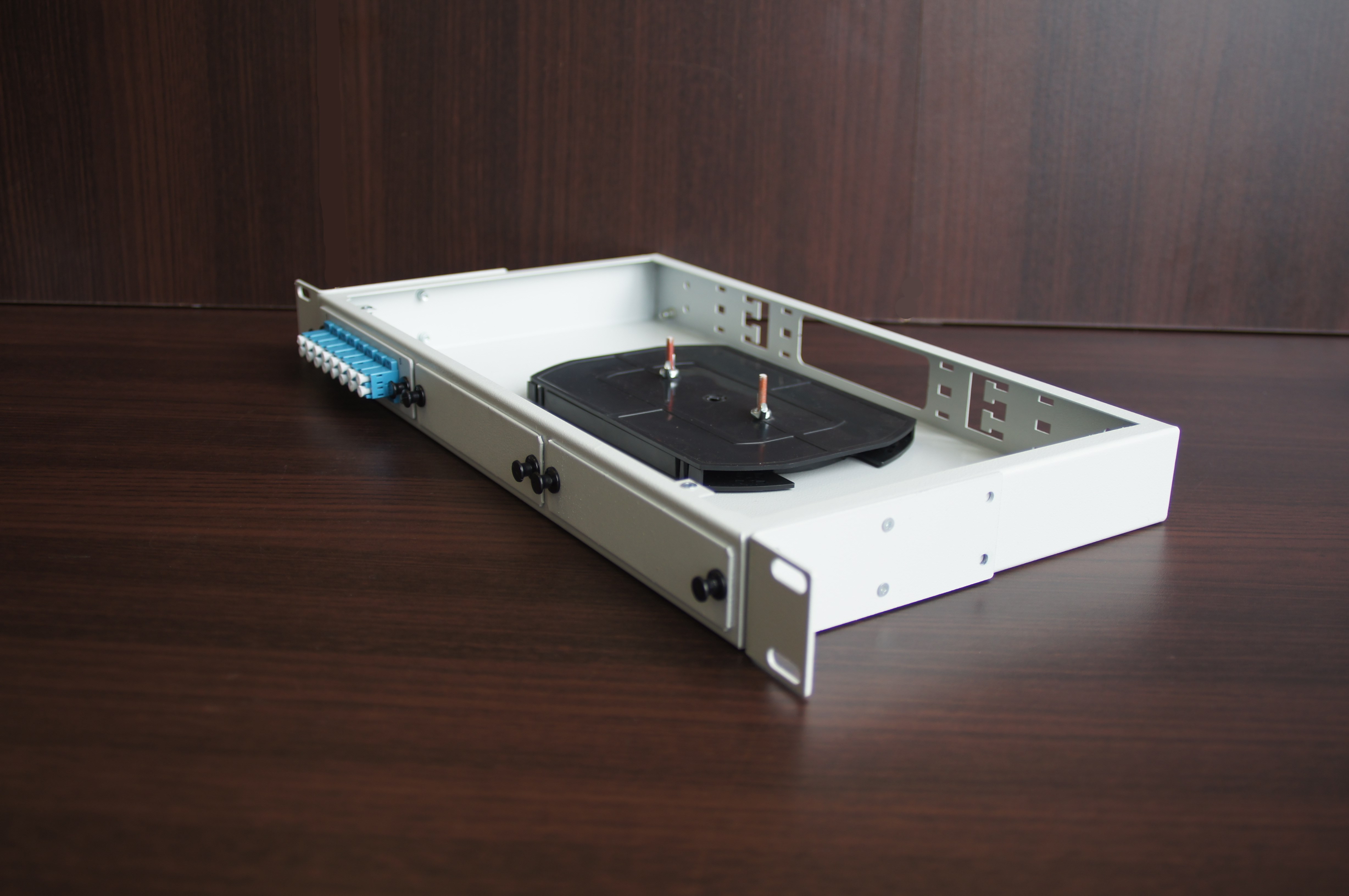 Стоечный оптический кросс КОР-С-16 lc/upc 1U
