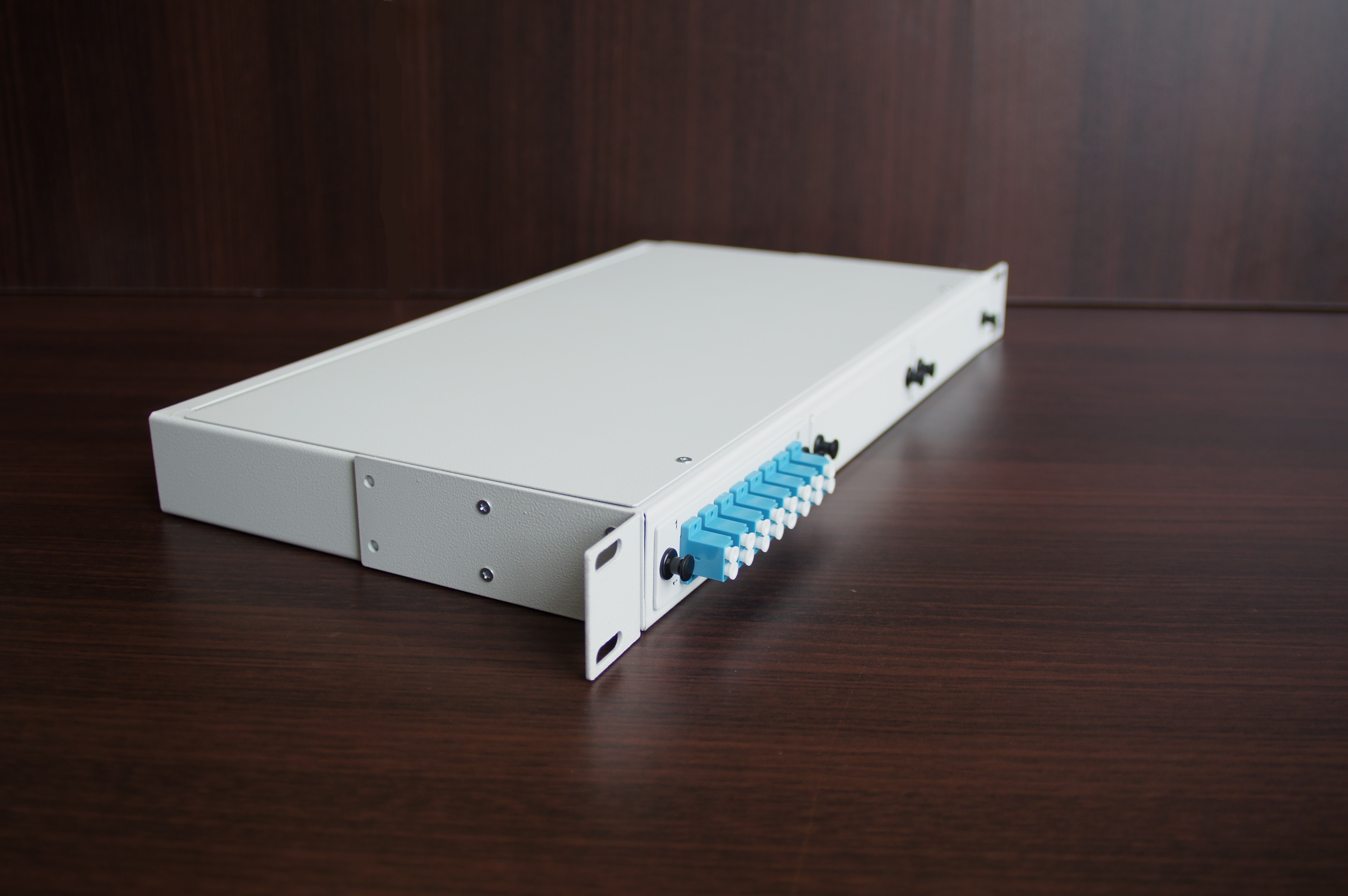 Стоечный оптический кросс КОР-С-16 lc/upc 1U