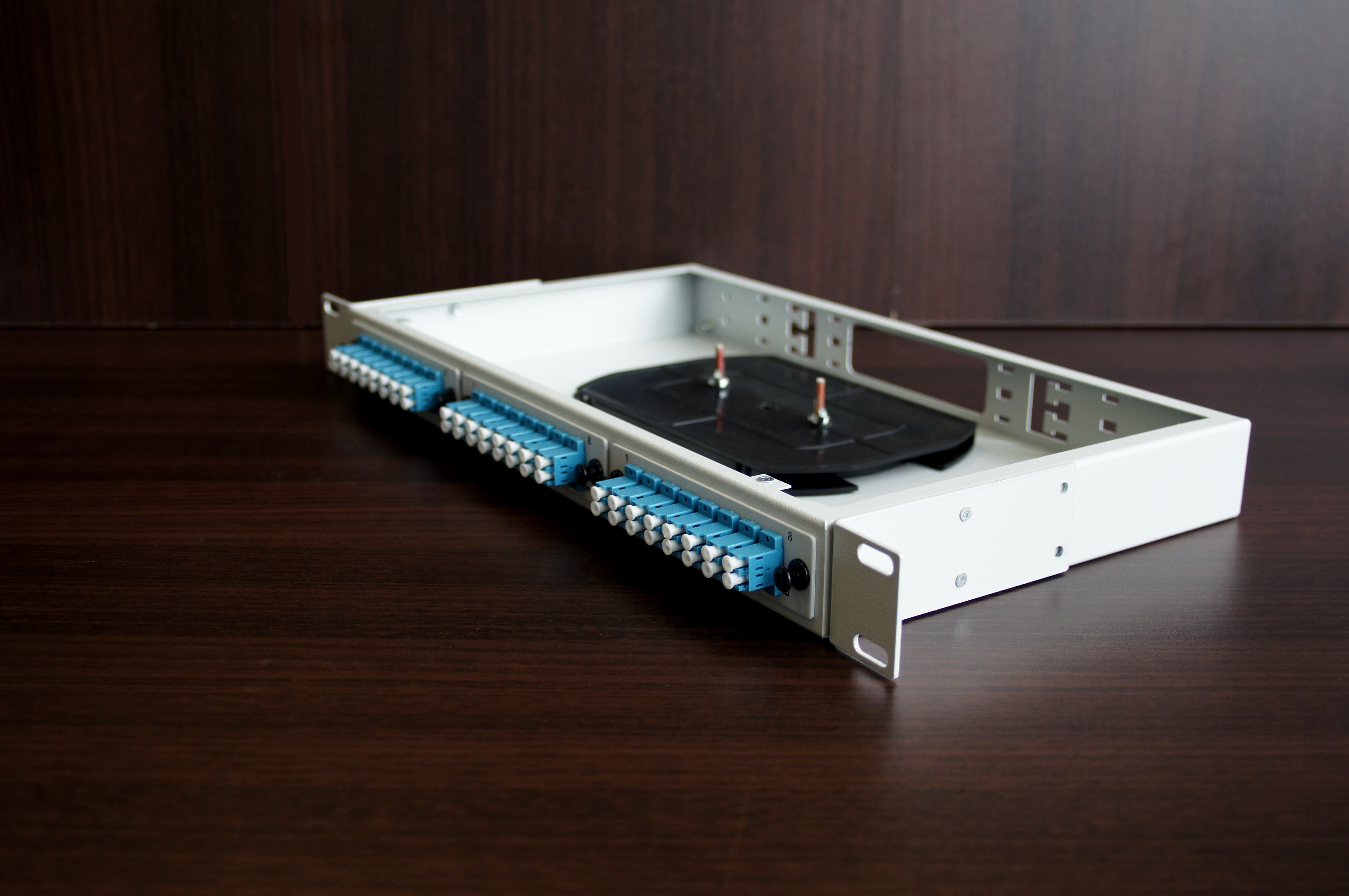 Стоечный оптический кросс КОР-С-48 lc/upc 1U