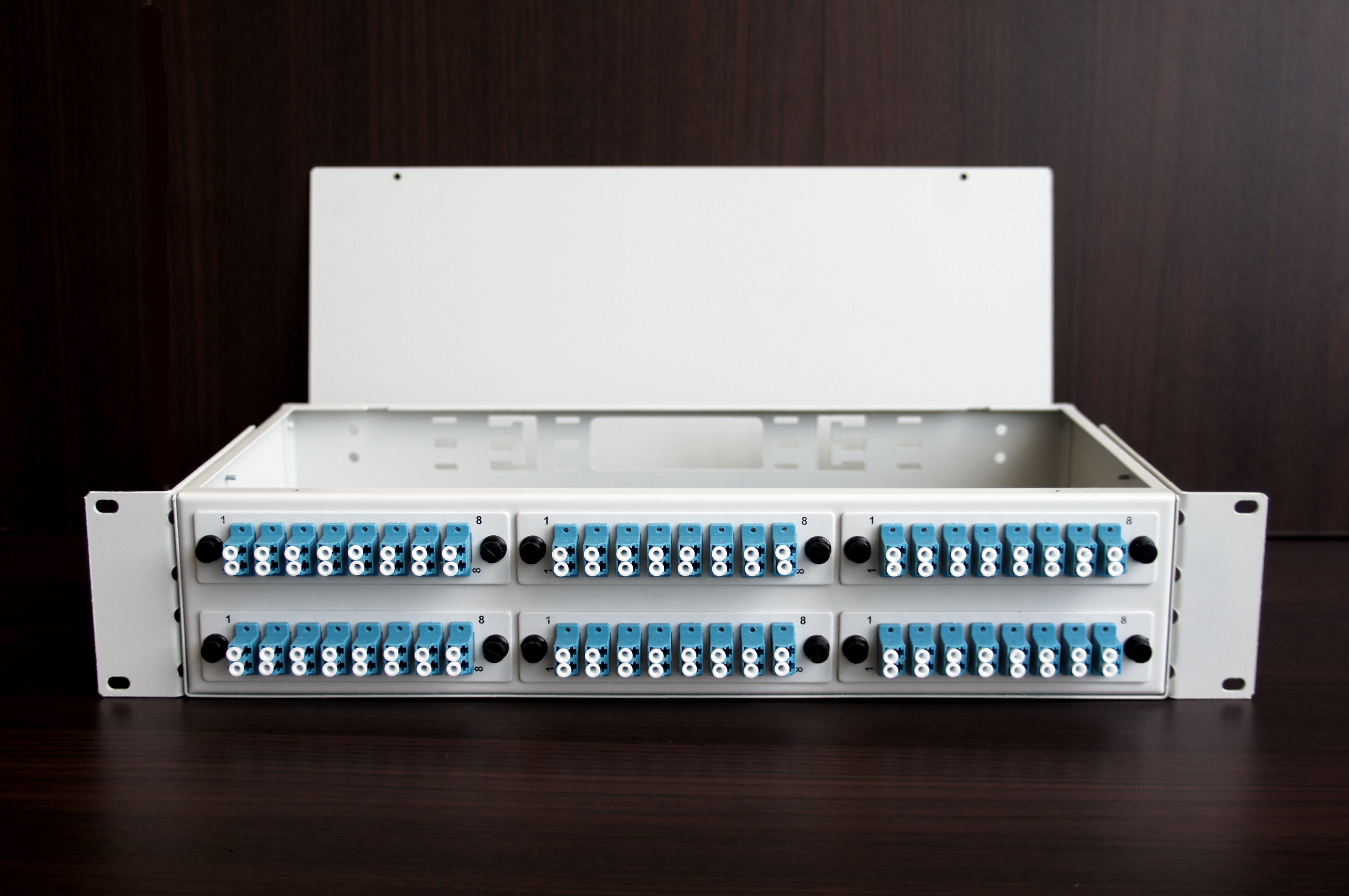 Стоечный оптический кросс КОР-С-96 lc/upc 2U