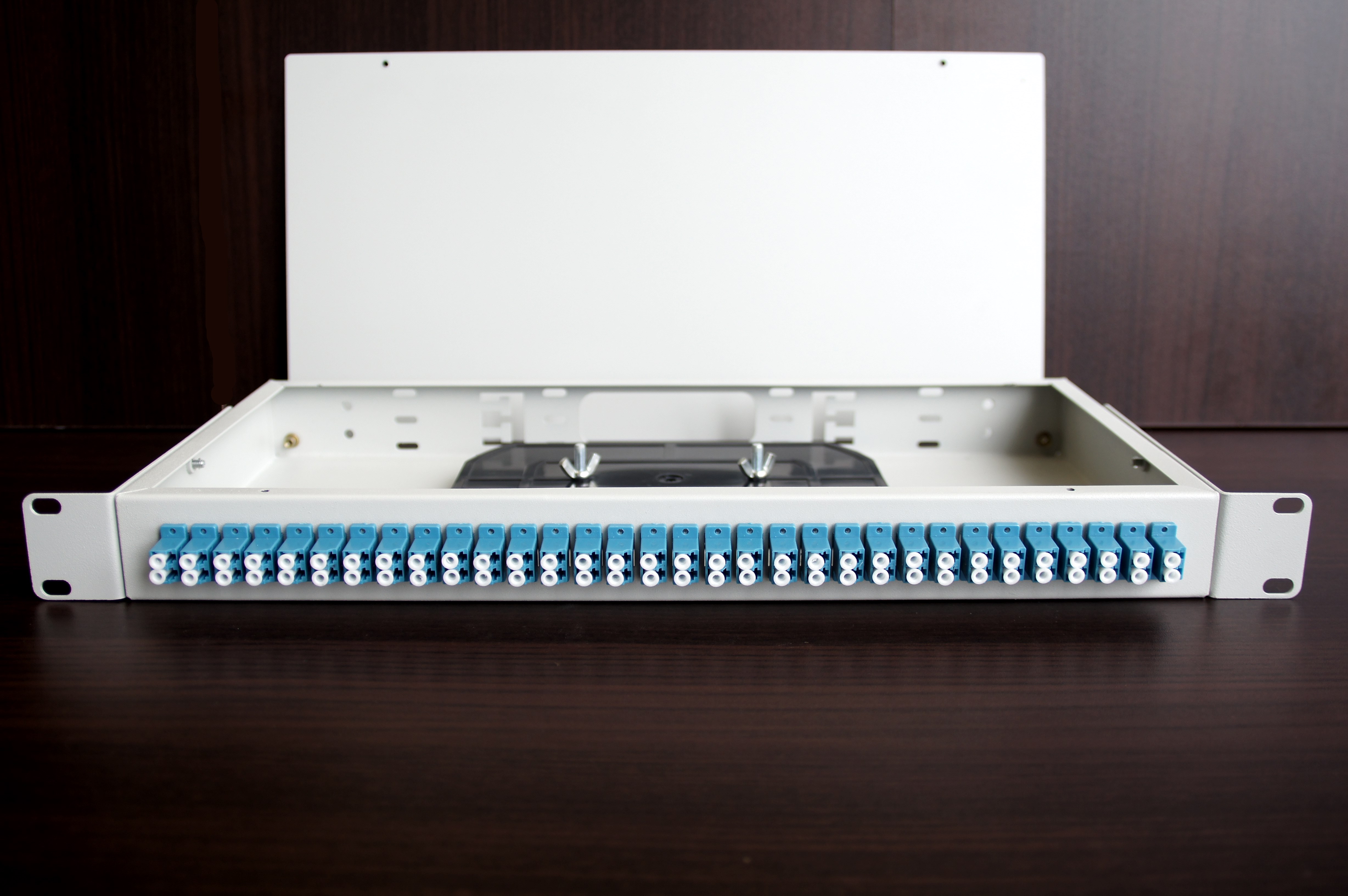 Стоечный оптический кросс КОР-С-64 lc/upc 1U