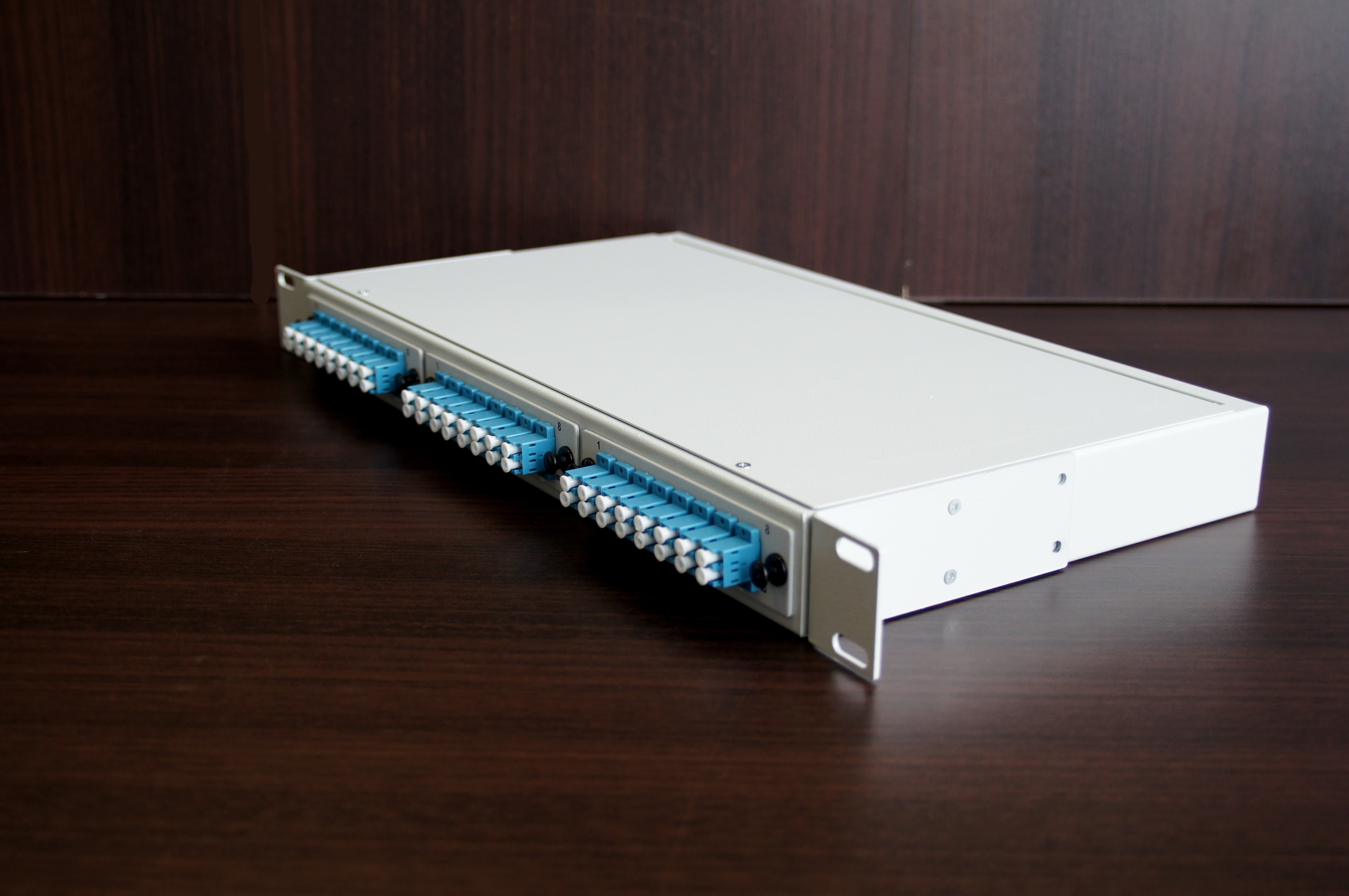 Стоечный оптический кросс КОР-С-48 lc/upc 1U